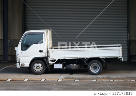 白い平ボディトラック 白い平ボディトラック 137175839