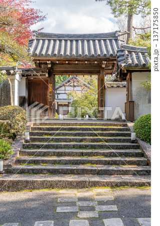 京都 東山泉涌寺別院 雲龍院(瑠璃山)山門 紅葉 もみじ 京都 東山泉涌寺別院 雲龍院(瑠璃山)山門 紅葉 もみじ 137175850