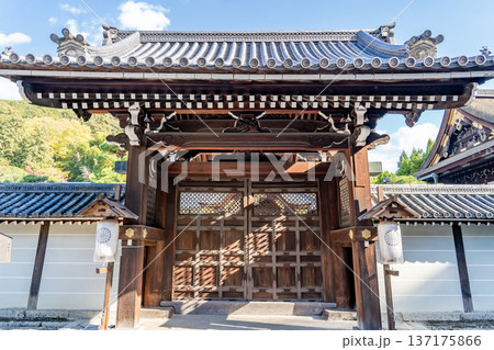 京都　東山泉涌寺（皇室の菩提寺）　御座所の勅使門 137175866