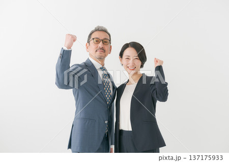 ガッツポーズをするビジネスマン ガッツポーズをするビジネスマン 137175933