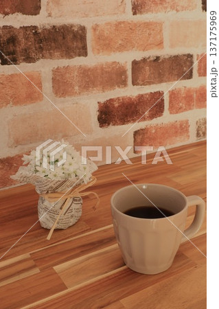 コーヒーと珈琲が入ったマグカップ コーヒーと珈琲が入ったマグカップ 137175969