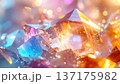 光の反射が美しい幾何学的な水晶の表面：ボケ味を活かしたデジタルアート風のクリスタル抽象イメージ 137175982