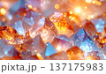 光の反射が美しい幾何学的な水晶の表面：ボケ味を活かしたデジタルアート風のクリスタル抽象イメージ 137175983