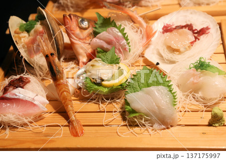 盛り付けが美しい高級旅館の食事、お刺身盛り合わせ、和食、懐石料理 盛り付けが美しい高級旅館の食事、お刺身盛り合わせ、和食、懐石料理 137175997