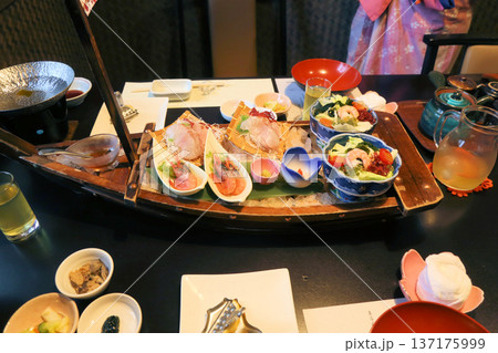 盛り付けが美しい高級旅館の食事、お刺身盛り合わせ、和食、懐石料理 137175999