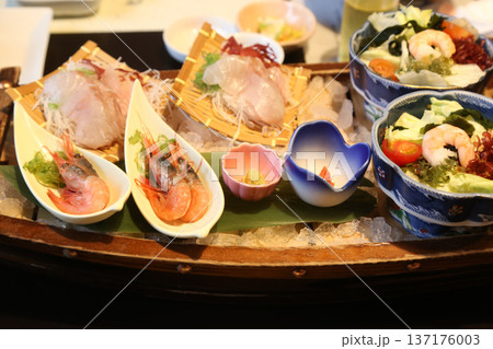 盛り付けが美しい高級旅館の食事、お刺身盛り合わせ、和食、懐石料理 盛り付けが美しい高級旅館の食事、お刺身盛り合わせ、和食、懐石料理 137176003