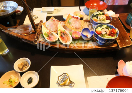 盛り付けが美しい高級旅館の食事、お刺身盛り合わせ、和食、懐石料理 盛り付けが美しい高級旅館の食事、お刺身盛り合わせ、和食、懐石料理 137176004