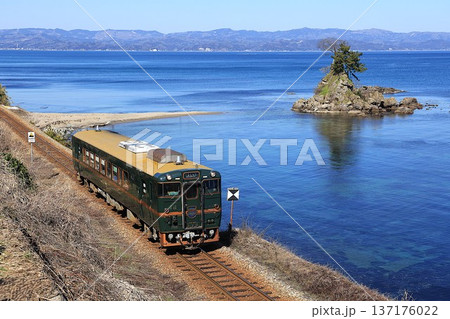 【JR西日本】キハ40形 快速「ベル・モンターニュ・エ・メール」（氷見線：雨晴〜越中国分） 137176022