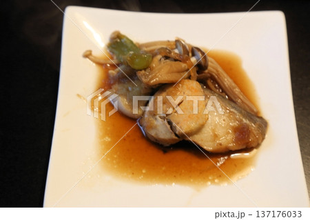 あん肝を乗せた銀鱈の煮付け、魚料理、煮物、和食、日本食 137176033