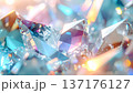 氷のように輝くクリスタル原石のマクロ撮影：多面的なカットが光を放つラグジュアリーなテクスチャイメージ 137176127
