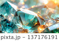 多面的なカットが美しいアクアマリンの結晶：虹色の屈折と黄金色のボケが織りなすラグジュアリーなテクスチ 137176191