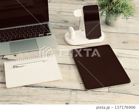 ビジネスアイテム　デジタルデバイス　アンティーク調　レトロ調 137176906