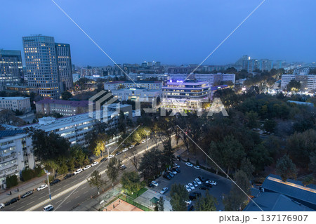 タシケント市内の夜景 137176907