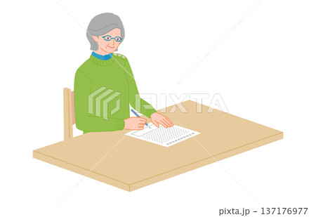 契約書にサインする直前のシニア女性 契約書にサインする直前のシニア女性 137176977