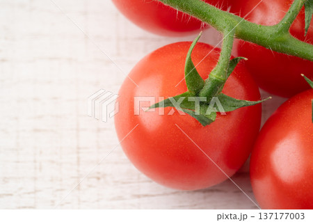 新鮮な房付きのミニトマトのクローズアップ 137177003