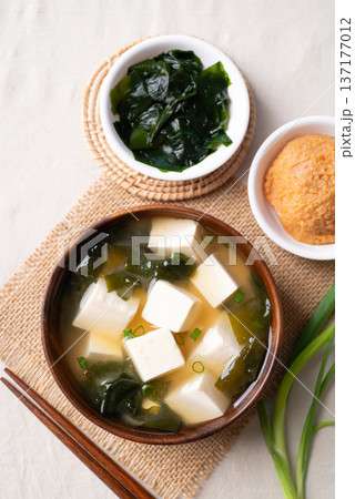 Miso soup with soft tofu and seaweed in a wooden bow 137177012