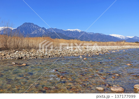 安曇野早春賦　穂高川と北アルプス 137177099