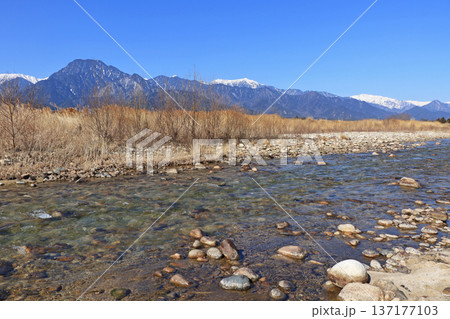 安曇野早春賦　穂高川と北アルプス 137177103