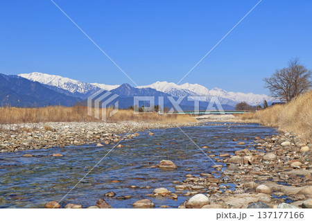 安曇野早春賦　穂高川と北アルプス 137177166