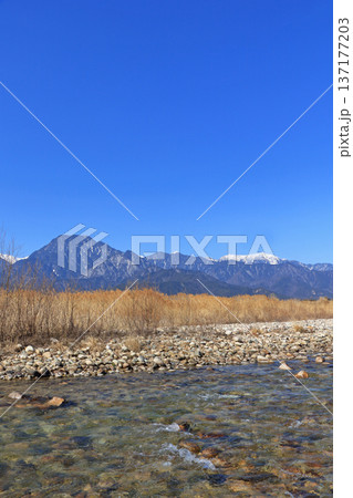 安曇野早春賦　穂高川と北アルプス 137177203