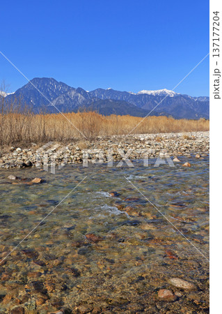 安曇野早春賦　穂高川と北アルプス 137177204