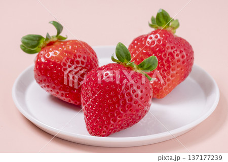 美味しそうな旬のイチゴ 美味しそうな旬のイチゴ 137177239