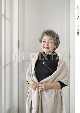 窓辺で微笑む80代の女性 137177281