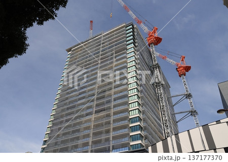 さいたま市浦和駅西口再開発ビルの建築風景 137177370