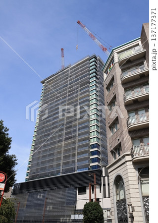 さいたま市浦和駅西口再開発ビルの建築風景 137177371