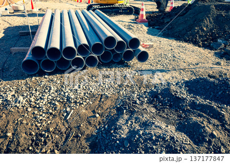 造成工事風景 配管資材とショベルカー　a-3 暖色寒色強調 137177847