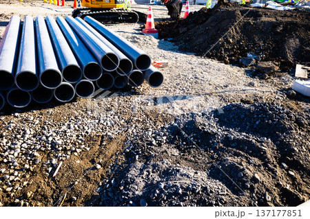 造成工事風景 配管資材とショベルカー　b-2  高彩度コントラスト 137177851