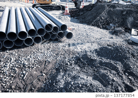 造成工事風景 配管資材とショベルカー　b-4 クールカラー 137177854