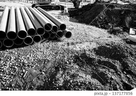 造成工事風景 配管資材とショベルカー　b-5 モノクロ 137177856