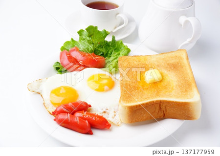 朝食　トースト　目玉焼き 137177959