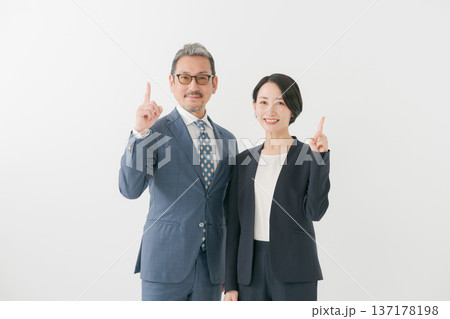 指差しするビジネスマン 指差しするビジネスマン 137178198