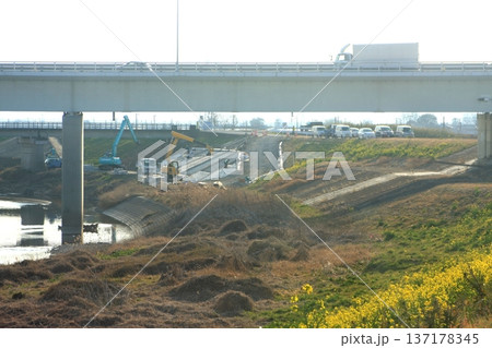 堤防舗装工事 小山川左岸(2022.3.8) 新明橋の東側 春が近づいた3月上旬 埼玉県深谷市 137178345