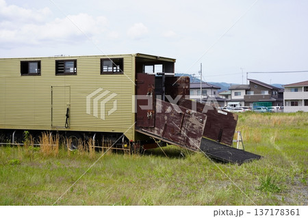 空き地に駐車された馬運車 空き地に駐車された馬運車 137178361