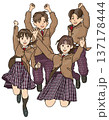笑顔でジャンプする高校生（中学生） 137178444