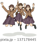 笑顔でジャンプする高校生（中学生） 137178445