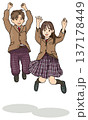 笑顔でジャンプする高校生（中学生） 137178449