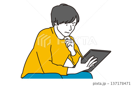 難しい表情でタブレットとにらめっこをする男性イラスト 137178471