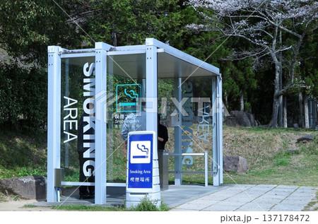 高速道路のサービスエリアに設けられた喫煙コーナー 高速道路のサービスエリアに設けられた喫煙コーナー 137178472