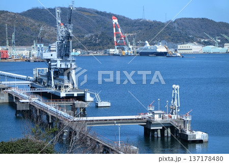 アンローダーを備えた発電所の桟橋（関西電力相生発電所） 137178480