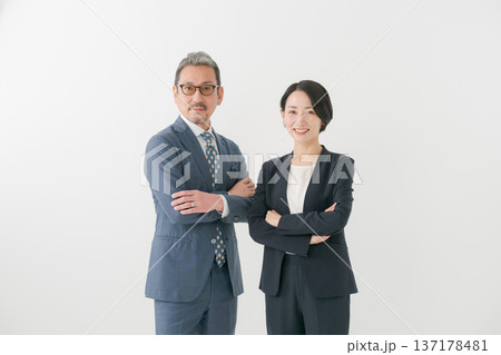 腕組みをするビジネスマン 137178481