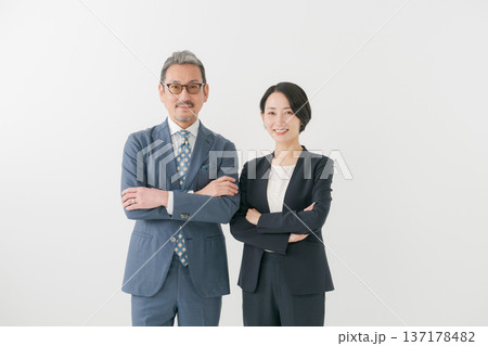 腕組みをするビジネスマン 腕組みをするビジネスマン 137178482