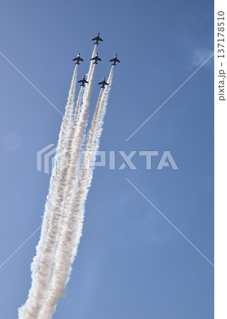 青空と飛行機 137178510