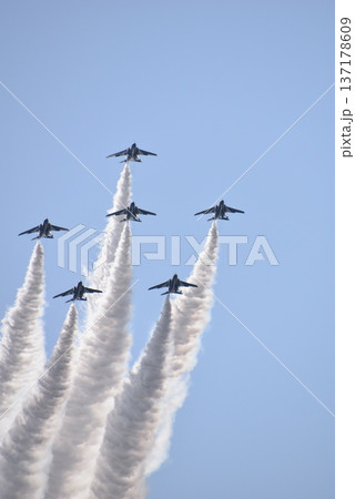 青空と飛行機 青空と飛行機 137178609