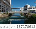 沖縄の川をまたぐ手前の歩行者用の橋と海をまたぐ泊大橋 137178612