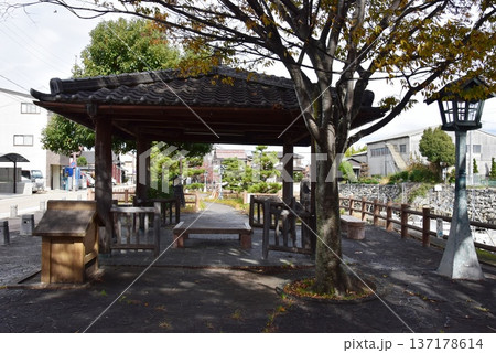 桑名市 歴史を語る公園の東屋と桑名城城壁 桑名市 歴史を語る公園の東屋と桑名城城壁 137178614
