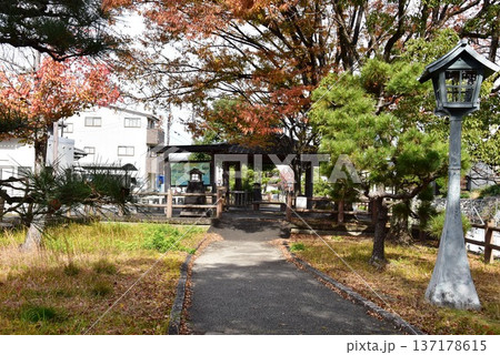 桑名市 歴史を語る公園の東屋と散策路と紅葉 桑名市 歴史を語る公園の東屋と散策路と紅葉 137178615